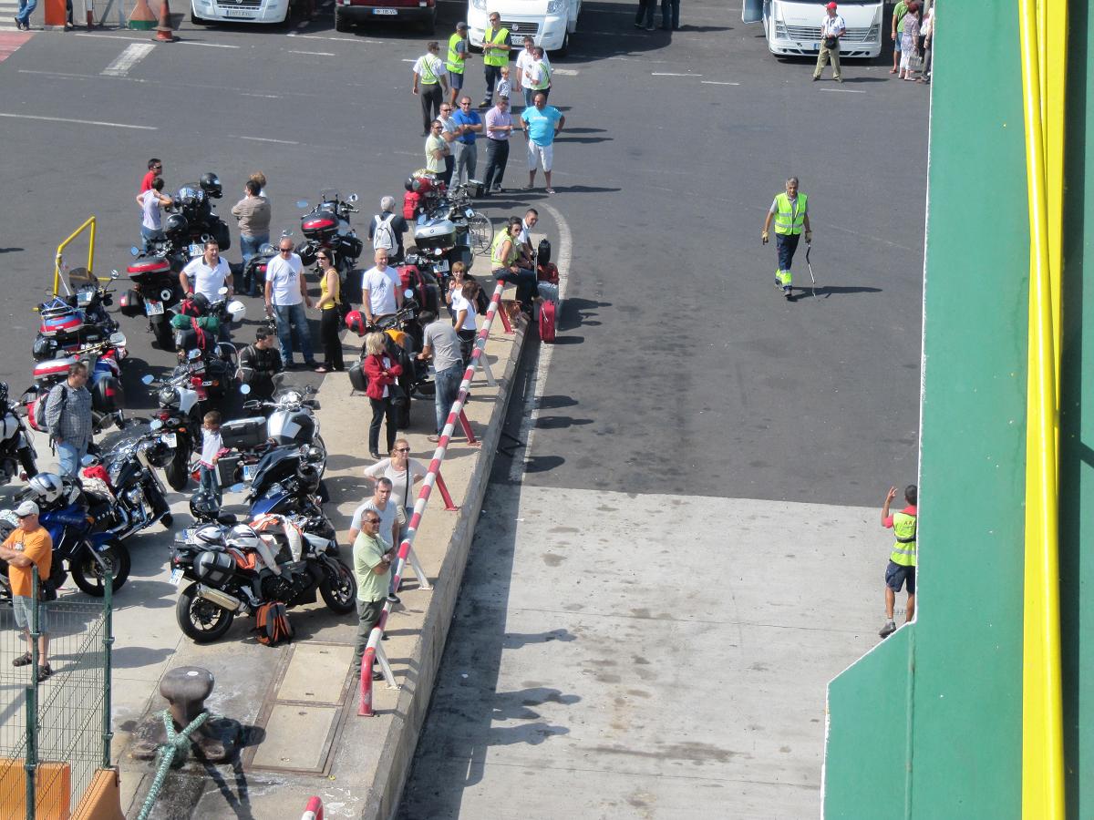 Varios motoristas quieren escapar de la isla.