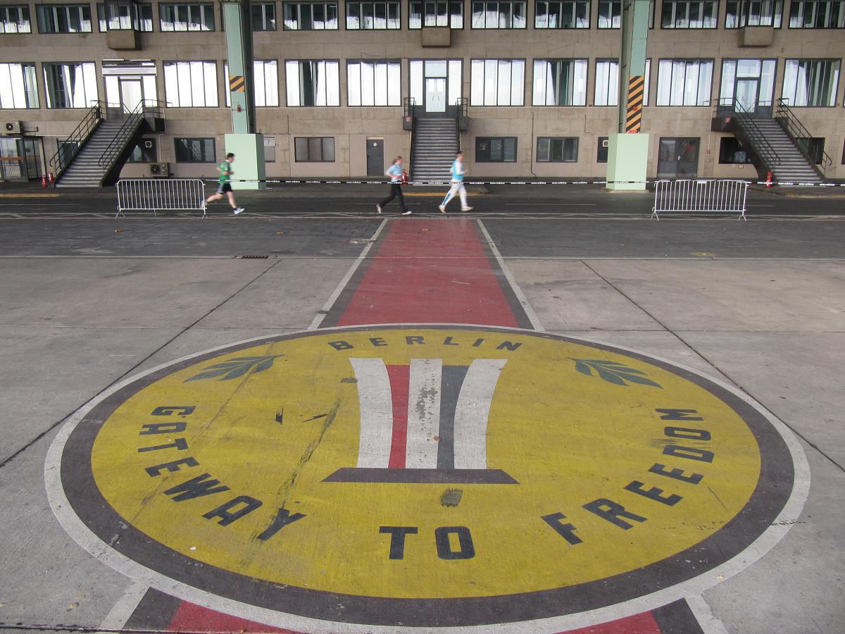 Inscripción en la pista del aeropuerto inutilizado de Tempelhof, Berlín.