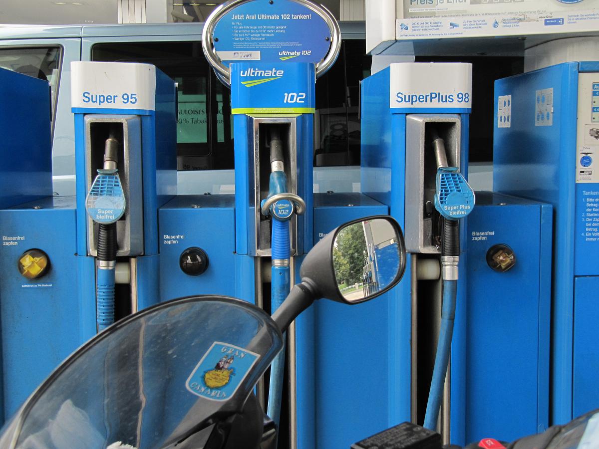 Gasolina de 102 octanos en una gasolinera cerca de Dortmund, Alemania.
