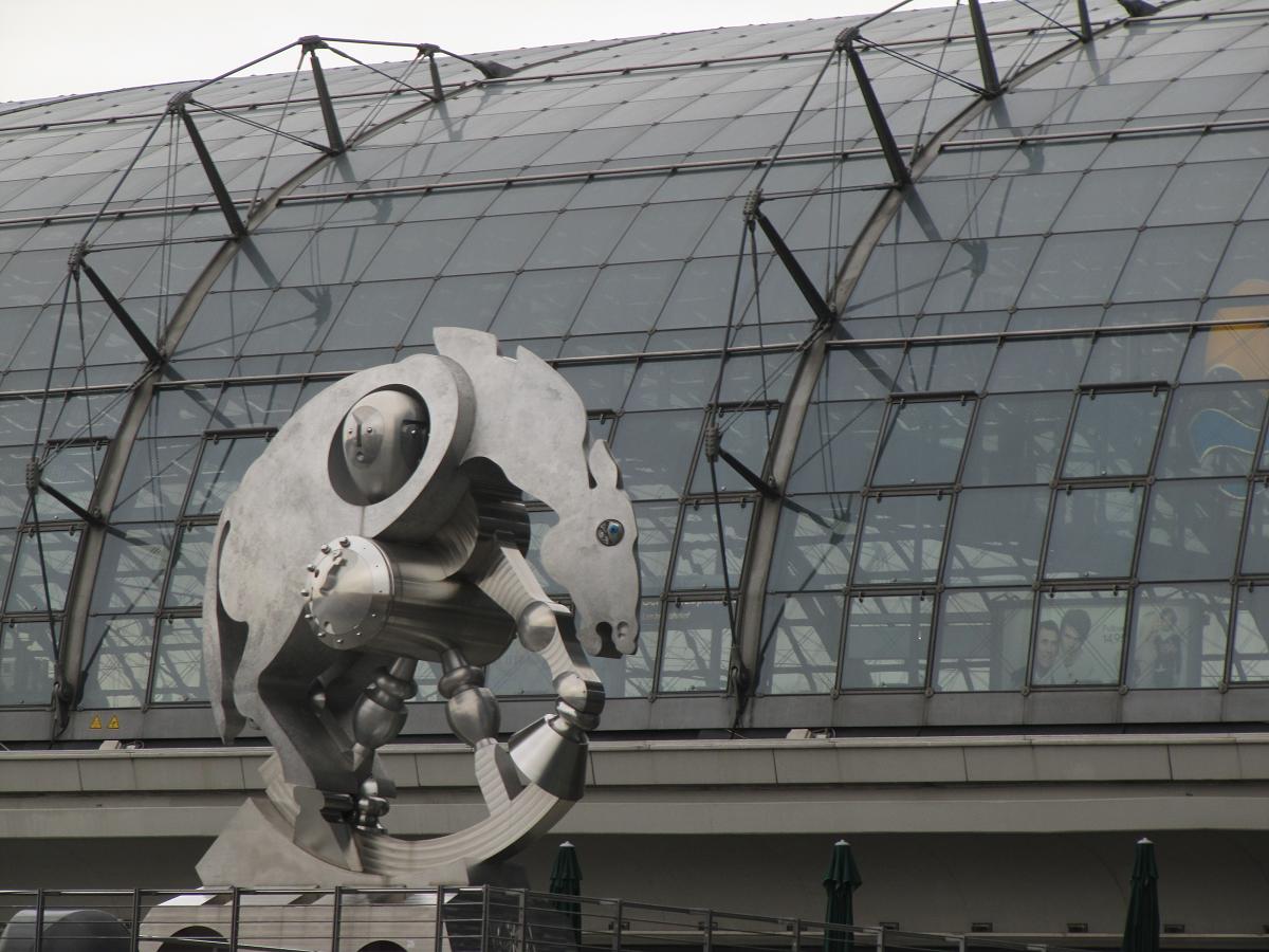 Escultura en Berlin Hauptbahnhof, estación central de Berlín.