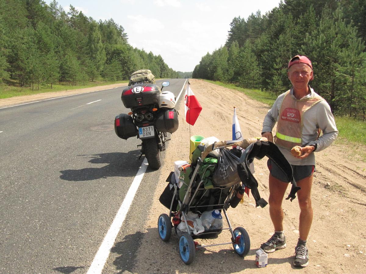 Un hombre polaco y un carrito en la carretera en algún lugar a unos 200 km al E de Zilupe (Letonia). Este hombre venia caminando desde Vladivostok (Rusia) , en las costas del Océano Pacífico, a unos 9200 km de aquí y se dirigía a Varsovia (Polonia), según él, el final de su viaje a otros 900 km más. 