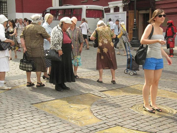 Supersticiosos lanza monedas y sus recogedoras.