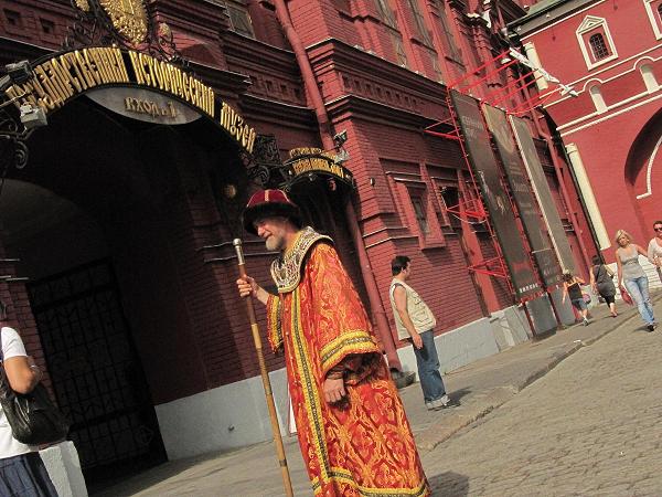 Guardián no oficial a la entrada del Museo Estatal de Historia.Entrada NE de la Plaza Roja.