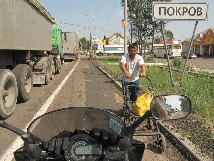 Tráfico a unos 100 km de Moscú.