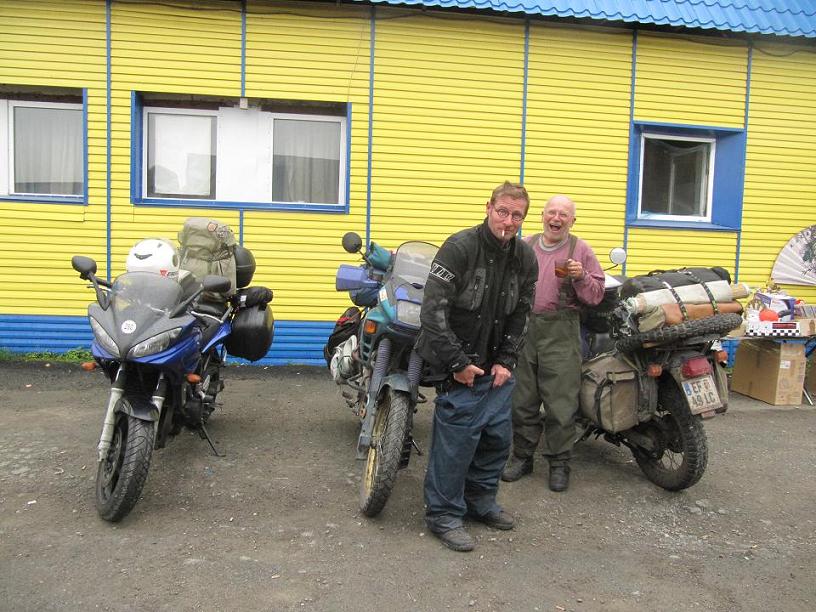 Motoristas Europeos al borde de Kazajistán.