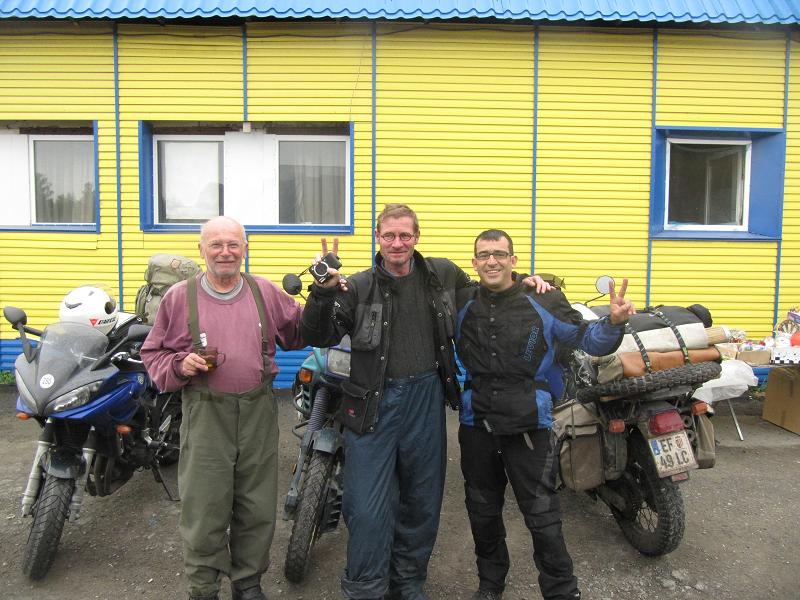 Motoristas Europeos al borde de Kazajistán.