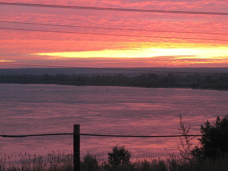 Amanecer sobre el puente del río Obi, Novosibirsk, Rusia.