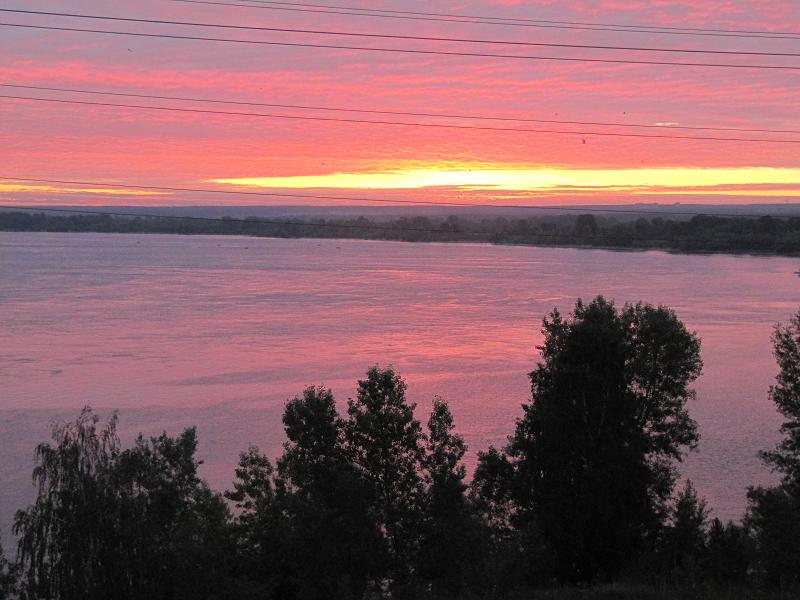 Amanecer sobre el puente del río Obi, Novosibirsk, Rusia.