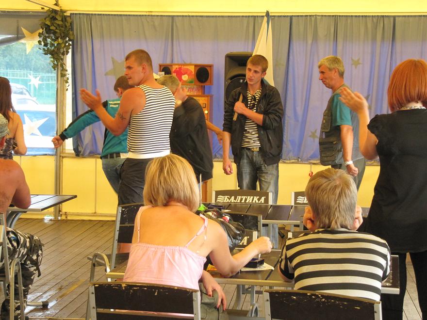 Estertores de la fiesta en las riberas del Obi, en Novosibirsk.