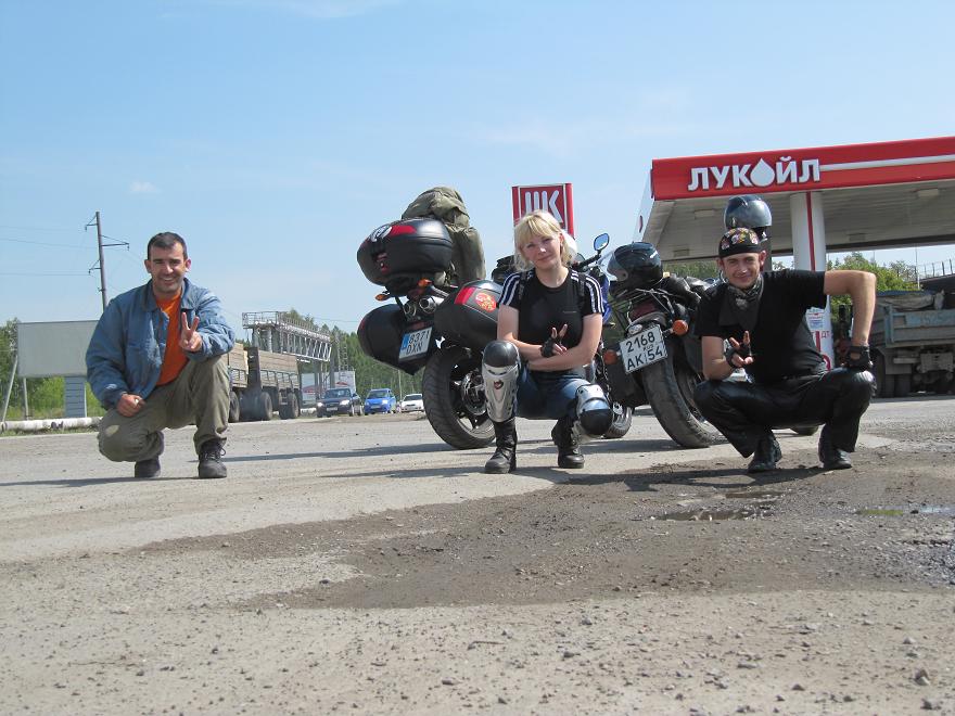 Los caballerosos motoristas rusos.В рыцарские российские автомобилисты.