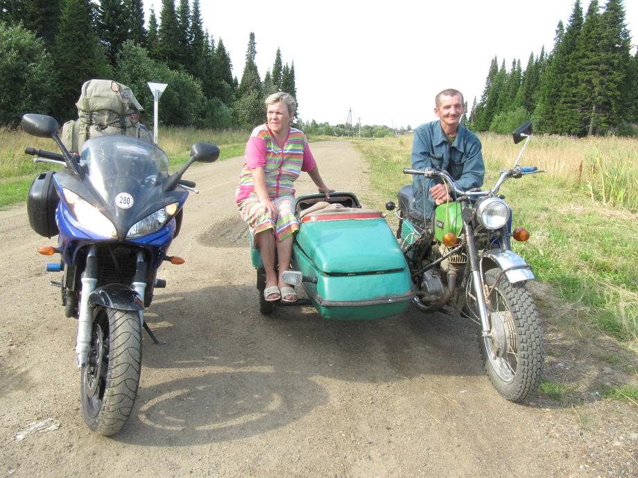 Folixa Astur con motoristas rusos en side, en un cruce con la carretera a Mariinsk, Rusia. Мотоциклисты на русскую коляской. В транспортной развязки в Мариинском