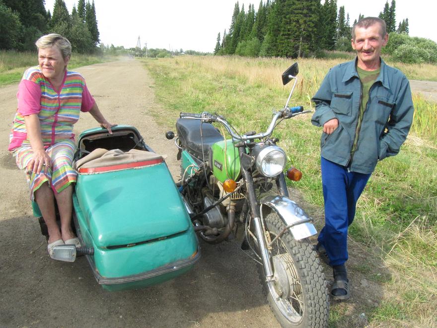 Motoristas rusos en sidecar, en un cruce con la carretera a Mariinsk, Rusia. Мотоциклисты на русскую коляской. В транспортной развязки в Мариинском, Россия.