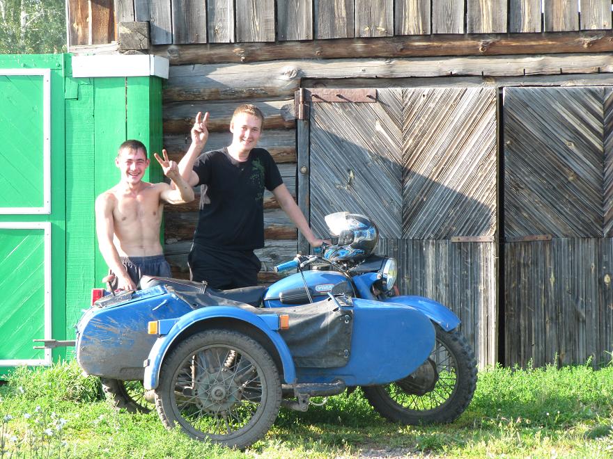 Motoristas rusos en Nizhnyaya Ingash, Krai de Krasnojarsk, Rusia. Русская автомобилистовНижняя Ингаш,Красноярск Край, Россия. 