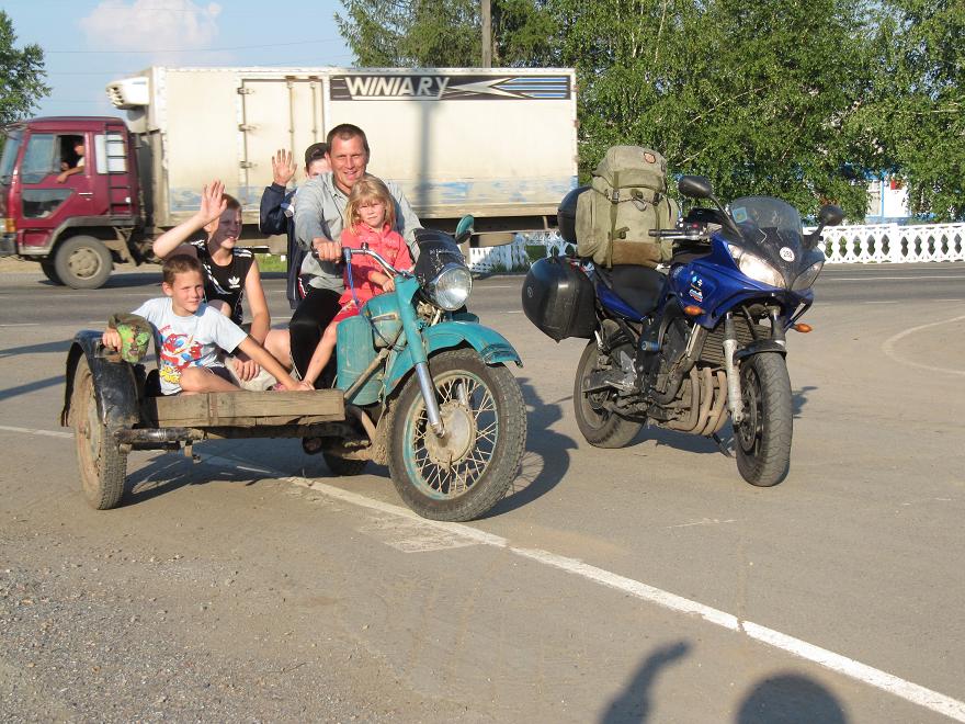 Folixa Astur y familia en sidecar en Nizhnyaya Ingash, camino de Alzamai, Krai de Krasnojarsk, Rusia.