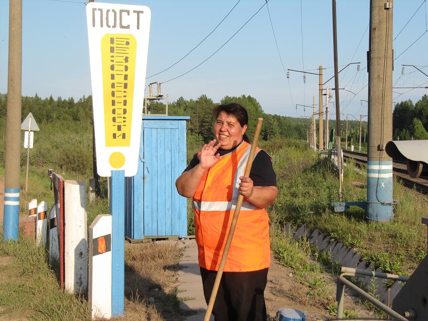 Siempre barrientes y sonrientes guardarraíles. Camino de Alzamay, Oblast de Irkustk, Rusia.