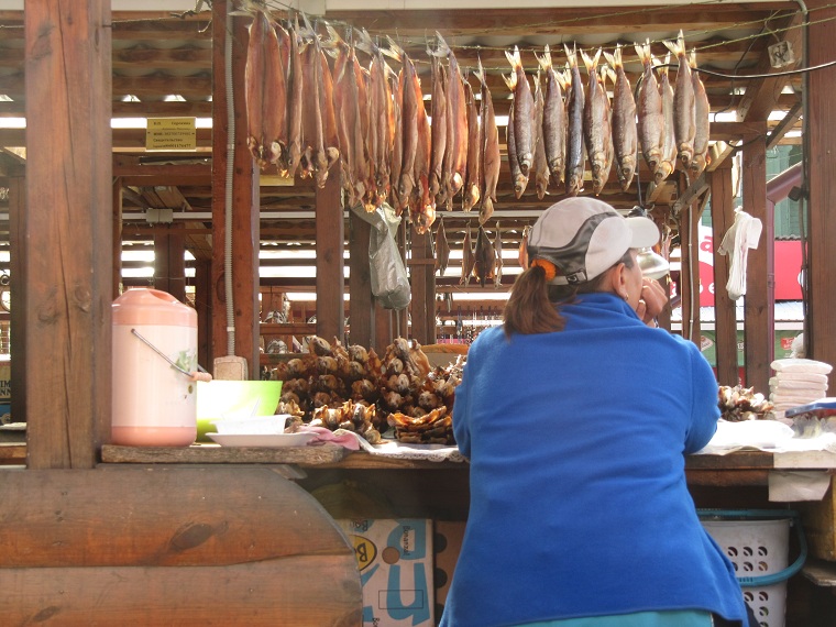 Venta de omul ahumado en el mercadillo de Listvyanka, Oblast de Irkutsk, Siberia, Rusia. Копченый омуль оптового рынка Листвянка, Иркутская область, Сибирь, Россия.