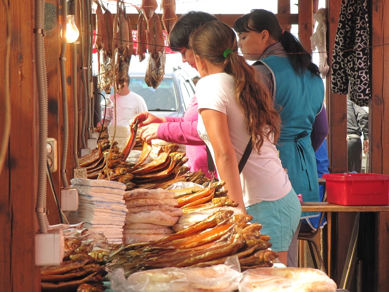 Venta de omul ahumado en el mercadillo de Listvyanka, Oblast de Irkutsk, Siberia, Rusia. Копченый омуль оптового рынка Листвянка, Иркутская область, Сибирь, Россия.