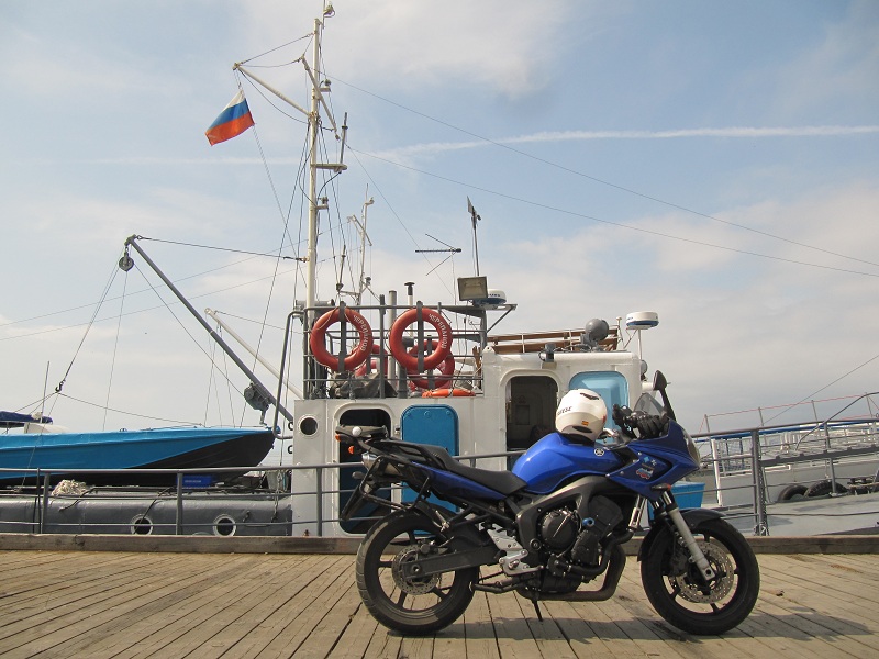 Folixa Astur en el muelle de Listvyanka, Irkutsk, Siberia, Rusia.Folixa Astur весной Листвянка, Иркутск, Сибирь, Россия.