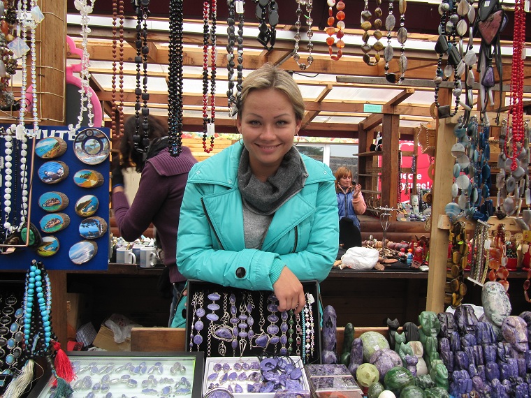 La hermosa Julia atendiendo su puesto en Listvyanka, Oblast de Irkutsk, Siberia, Rusia. Красивая Юлия занять свое место в Листвянке, Иркутская область, Сибирь, Россия.