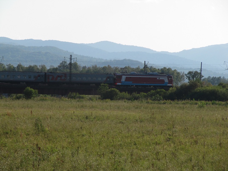 Ferrocarril transiberiano a su paso por el territorio Primorsky, Rusia. Al fondo, China.Транс-Сибирской железной дороги, проходящей через территорию Приморского края, Россия. На заднем плане, Китай. 