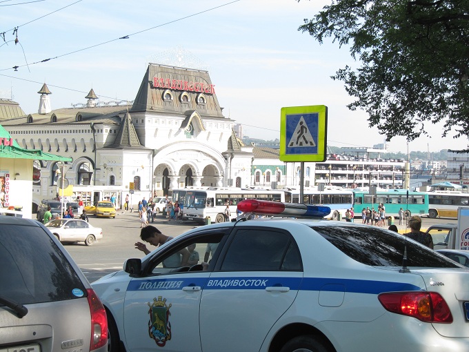  Vladivostok, Rusia. Al fondo, estación terminal del transiberiano. Транссибирская железнодорожная магистраль.