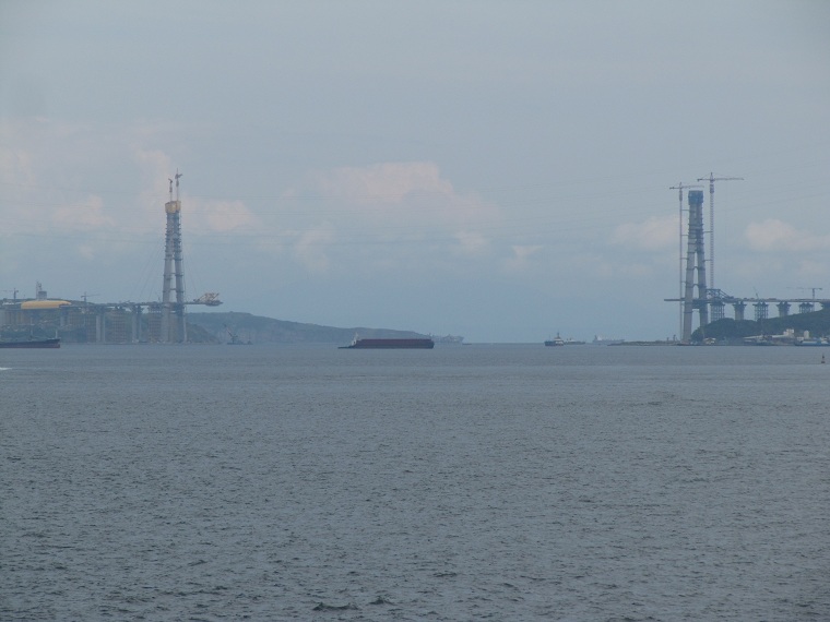 Puente en construcción en Vladivostok, Rusia. Мост под строительство во Владивостоке, Россия. 블라디 보스 토크에서 공사중인 다리, 러시아. 