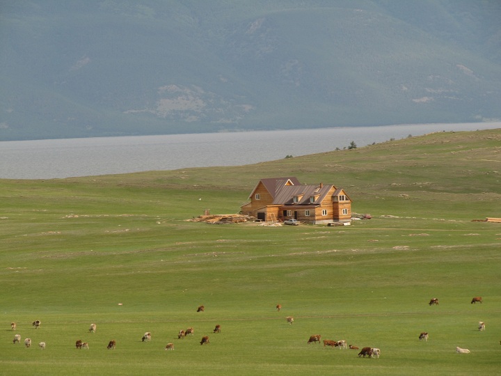 Carretera a Khuzhir en la isla de Olkhón, Lago Baikal, Siberia, Rusia./ Хужир дорога на острове Ольхон, озеро Байкал, Сибирь, Россия.