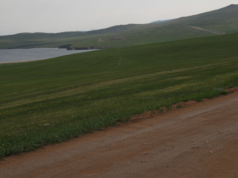 Carretera a Khuzhir en la isla de Olkhón, Lago Baikal, Siberia, Rusia./ Хужир дорога на острове Ольхон, озеро Байкал, Сибирь, Россия.