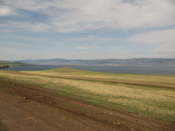 Carretera a Khuzhir en la isla de Olkhón, Lago Baikal, Siberia, Rusia./ Хужир дорога на острове Ольхон, озеро Байкал, Сибирь, Россия.