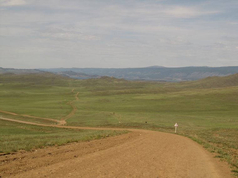 Carretera a Khuzhir en la isla de Olkhón, Lago Baikal, Siberia, Rusia./ Хужир дорога на острове Ольхон, озеро Байкал, Сибирь, Россия.
