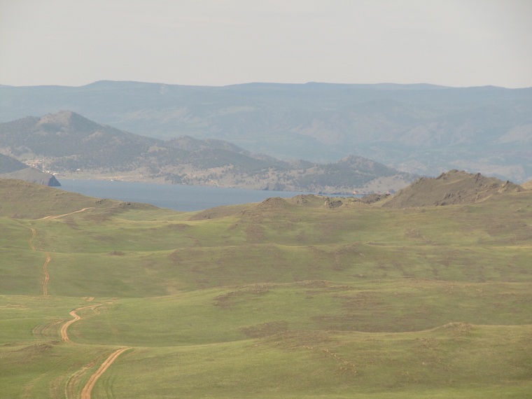 Carretera a Khuzhir en la isla de Olkhón, Lago Baikal, Siberia, Rusia./ Хужир дорога на острове Ольхон, озеро Байкал, Сибирь, Россия.