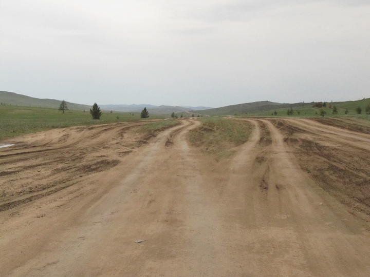Carretera a Khuzhir en la isla de Olkhón, Lago Baikal, Siberia, Rusia./ Хужир дорога на острове Ольхон, озеро Байкал, Сибирь, Россия.