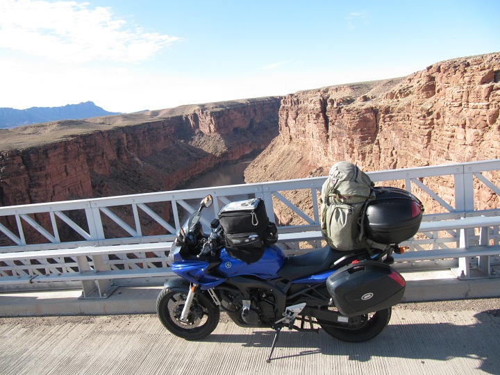 Folixa Astur sobre el Navajo Bridge. Marble Canyon, AZ.