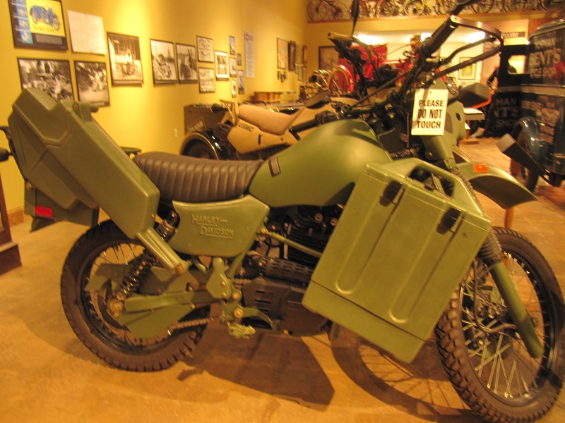 Harley Davidson Especial de las Fuerzas Militares de los EEUU para uso en la Operación "Tormenta del Desierto."Posee un motor rotax de 500 cc, encendido eléctrico y a patada, alforjas, funda para transportar un fusil M-16 , y profundidad de vadeo de 18 pulgadas de agua.(45, 7 cm)  1999 MT-500 Harley Davidson Military Special Forces for use in Desert Storm.It has a 500 cc rotax engine,electric and kickstart,pannier bags,M-16 scabard,fording depth 18 inches of water.