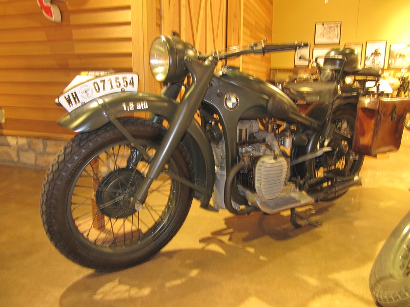 BMW R12 Military 750 cc. bicilíndrica de 1942.
