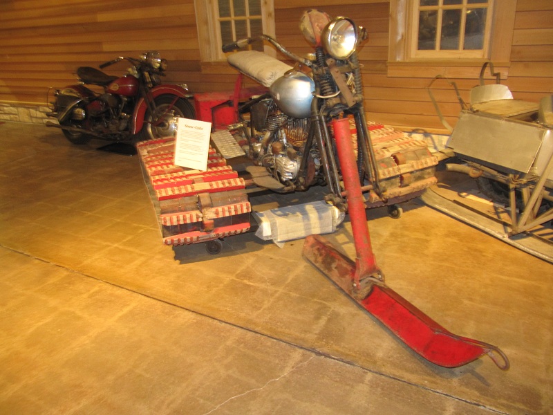 Harley Davidson Snow Cycle 1946 /Moto de nieve Harly Davidson de 1946.