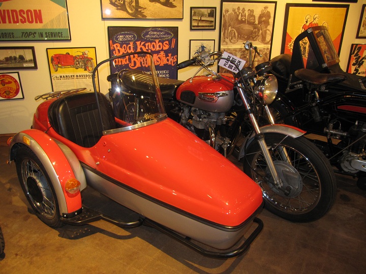 Triumph Bonneville 650 cc. de 1961 con sidecar. 