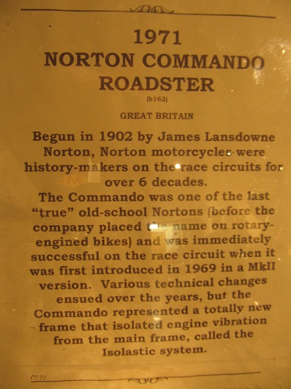 El presente texto en inglés se refiere a la motocicleta que se muestra en la siguiente fotografía. 
