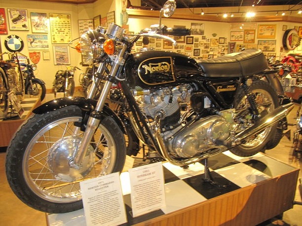 Norton Commando Roadster de 1971.