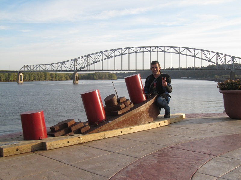 Topalante en el río Mississippi a su paso por Dubuque, Iowa.  EEUU.