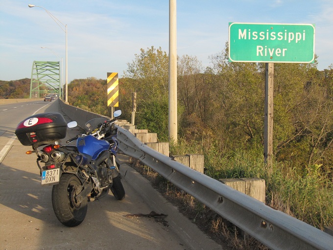 Folixa Astur cruzando el río Mississippi,entre Iowa y Wisconsin. USA.