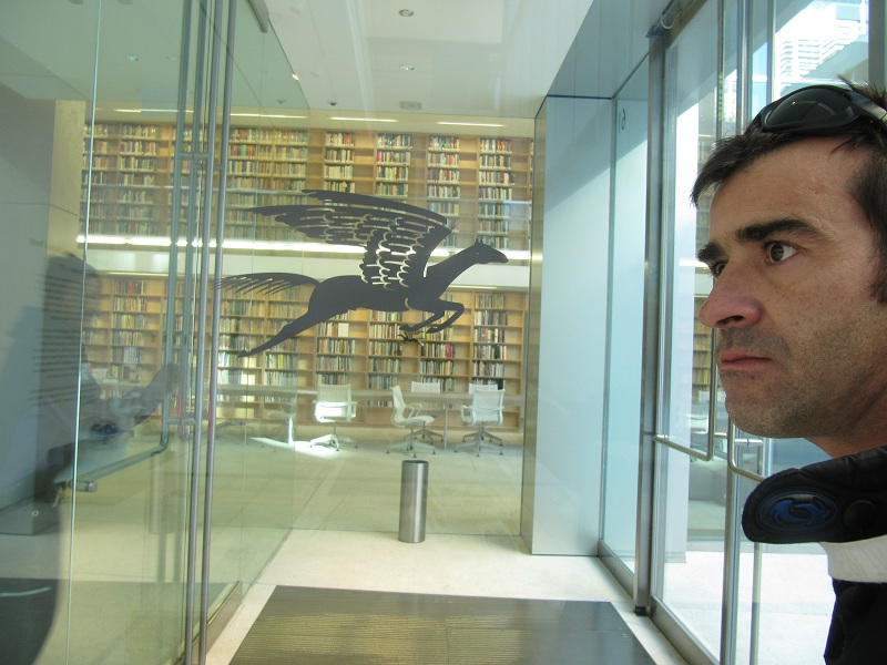 Topalante en la Biblioteca Municipal de Chicago, Illinois, EEUU.