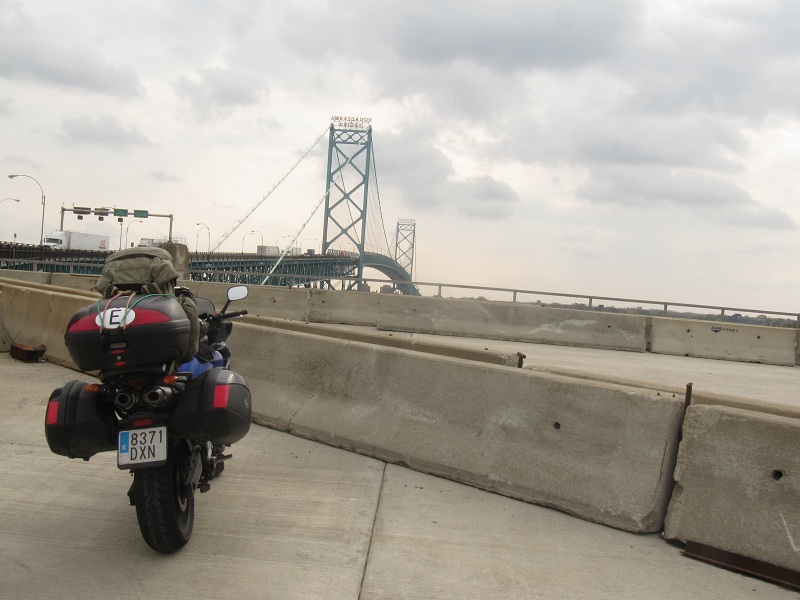 Ambassador Bridge. Puente del Embajador,  uniendo los EEUU y Canadá.