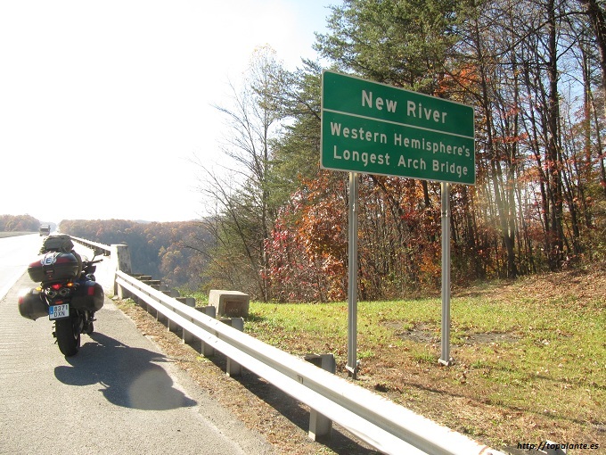 Folixa Asturn sobre el New river gorge national river bridge, WV, EEUU. 