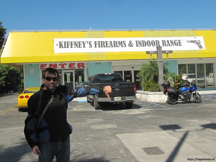 Tienda de venta de armas en Key Largo, FL, EEUU..