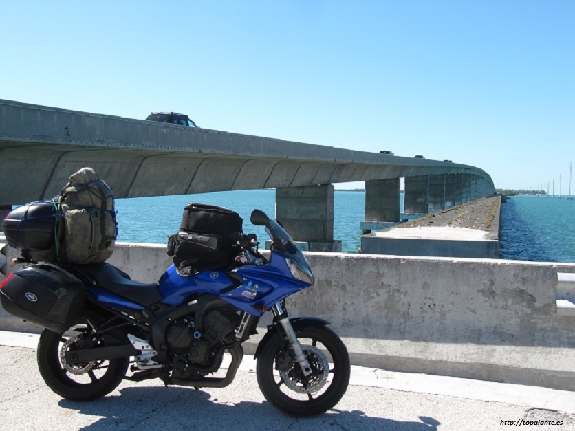 Folixa Astur en la "Autovía sobre el Océano", en un pequeño apartadero.  Al fondo, la isla de Marathón. (US 1 a su paso por los cayos de Florida,  EEUU)