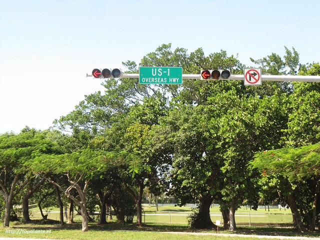 Autovía sobre el océano. (US 1 a su paso por los cayos de Florida,  EEUU)