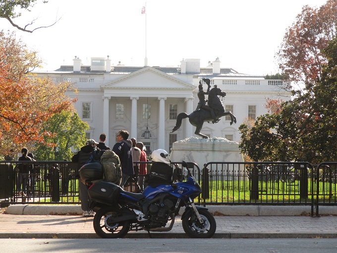 Folixa Astur ante la Casa Blanca, Washington DC, EEUU