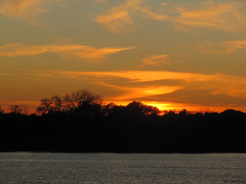 Puesta de sol al otro lado del Potomac, Washington DC, EEUU.