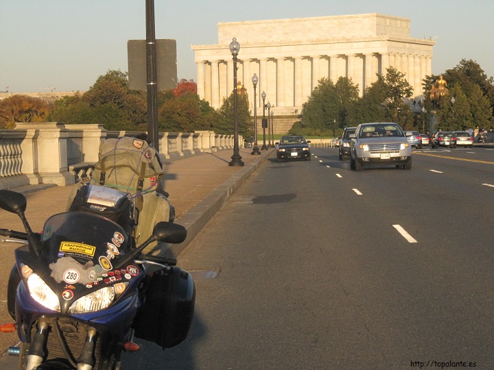 Folixa Astur ante el monumento a Lincoln. Washington DC, USA.